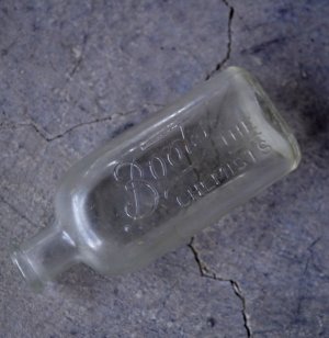 画像: ENGLAND antique Boots Glass Bottle イギリスアンティーク 筆記体ロゴ【Boots】 ガラスボトル H12cm ガラス瓶 1920's
