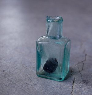 画像: ENGLAND antique Ink Bottle イギリスアンティーク 当時のコルク栓入り ガラス インクボトル 瓶 ガラスボトル 1890－1910's