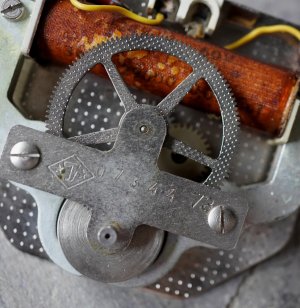 画像: CZECHOSLOVAKIA antique PRAGOTRON wall clock MOVEMENT PARTS チェコスロバキアアンティーク パラゴトロン 掛け時計 ムーブメント 機械部品 ジャンク ヴィンテージ 1940-70's