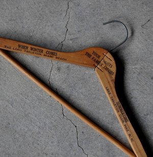 画像: U.S.A. antique Advertising Hanger アメリカアンティーク アドバタイジング 広告入 木製ハンガー ヴィンテージ 1940-70's