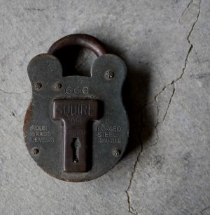 画像: ENGLAND antique PADLOCK イギリスアンティーク クマ型 刻印入り パドロック NO KEY ヴィンテージ 1920-40's