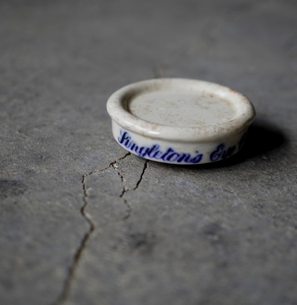 画像1: 【RARE】ENGLAND antique Singletons Eye Ointment  POTTERY イギリスアンティーク シングルトン 目薬ポット 眼軟膏ポット 陶器ポット 1910-1920's (1)