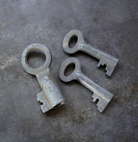 画像1: ENGLAND antique KEYS 3pcs イギリスアンティークキー ヴィンテージキー 小さな鍵 3本セット ヴィンテージ  1940-60's (1)