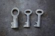 画像2: ENGLAND antique KEYS 3pcs イギリスアンティークキー ヴィンテージキー 小さな鍵 3本セット ヴィンテージ  1940-60's (2)