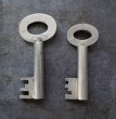 画像2: ENGLAND antique KEYS 2pcs イギリスアンティークキー ヴィンテージキー 鍵 2本セット パドロックキー ヴィンテージ 1950-80s (2)
