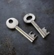画像1: ENGLAND antique KEYS 2pcs イギリスアンティークキー ヴィンテージキー 鍵 2本セット パドロックキー ヴィンテージ 1950-80s (1)