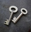 画像1: ENGLAND antique KEYS 2pcs イギリスアンティークキー ヴィンテージキー 鍵 2本セット パドロックキー ヴィンテージ 1950-80s (1)
