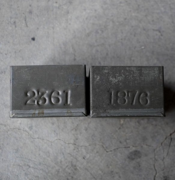 画像1: ENGLAND antique TEA TINS 2pcs イギリスアンティーク ナンバー入 紅茶缶 2個SET サンプル ティン缶 ブリキ缶 1920-30's  (1)