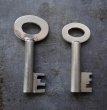 画像3: ENGLAND antique KEYS 2pcs イギリスアンティークキー ヴィンテージキー 鍵 2本セット パドロックキー ヴィンテージ 1950-80s (3)
