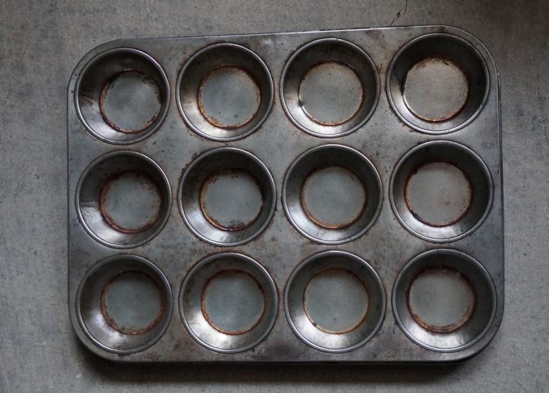 画像2: SALE 【30％OFF】ENGLAND antique イギリスアンティーク ベーキングティンモールド 12穴  焼き型 菓子型 マフィン 1930-50’ｓ