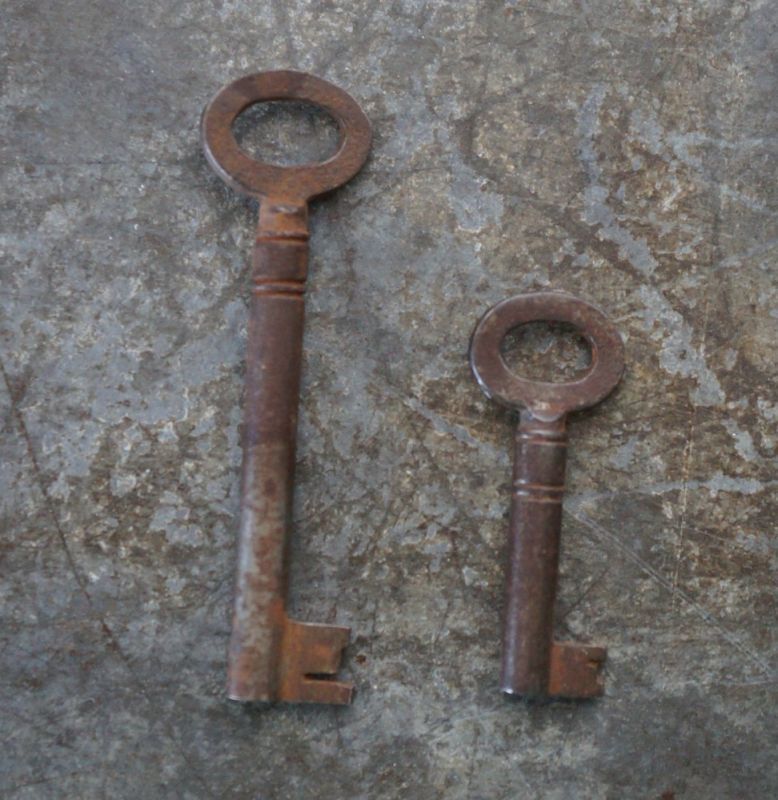 画像2: ENGLAND antique KEYS 2pcs イギリスアンティークキー ヴィンテージキー 小さな鍵 2本セット ヴィンテージ 1900-30s