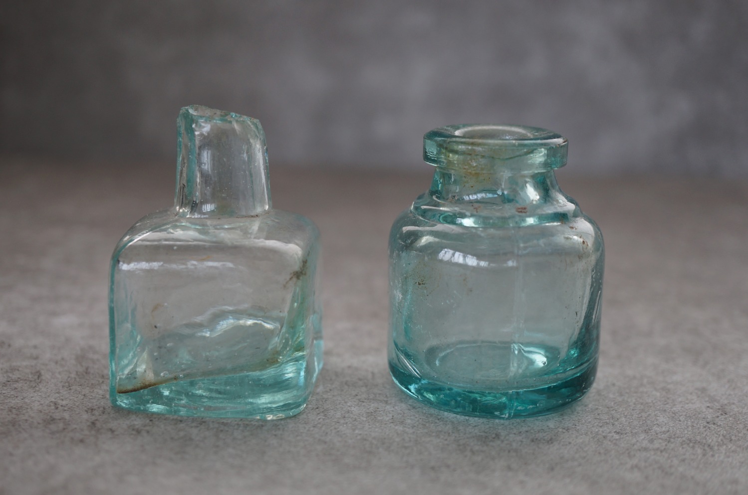 ENGLAND antique ink Bottles 2pcs イギリスアンティーク ガラス