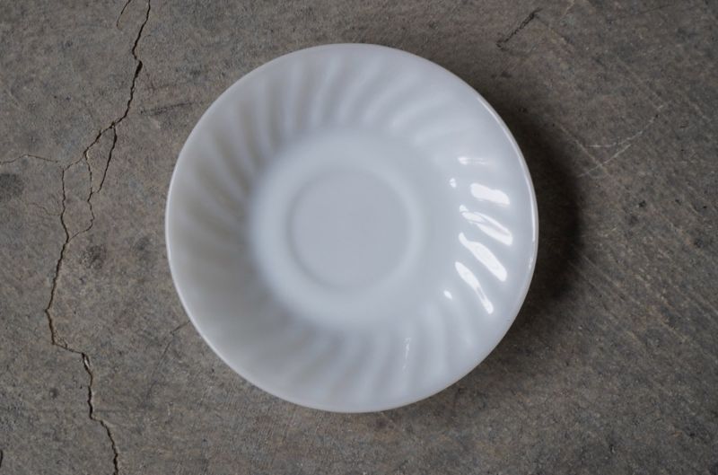 画像2: U.S.A. vintage Fire-king WHITE SWIRL SAUCER アメリカヴィンテージ ファイヤーキング ホワイト スワール ソーサー 1951-60's