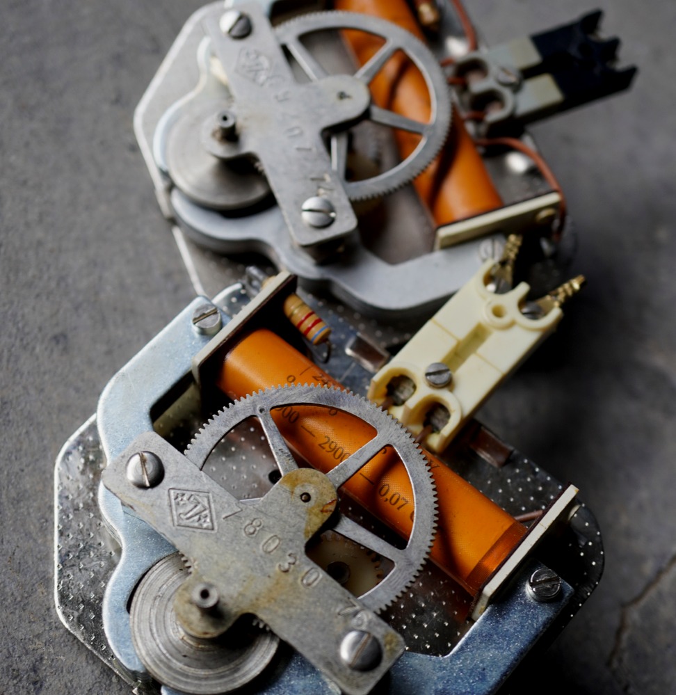 画像1: CZECHOSLOVAKIA antique PRAGOTRON wall clock MOVEMENT PARTS 2pcs チェコスロバキアアンティーク パラゴトロン 掛け時計 ムーブメント 2個セット 機械部品 ジャンク ヴィンテージ 1940-70's