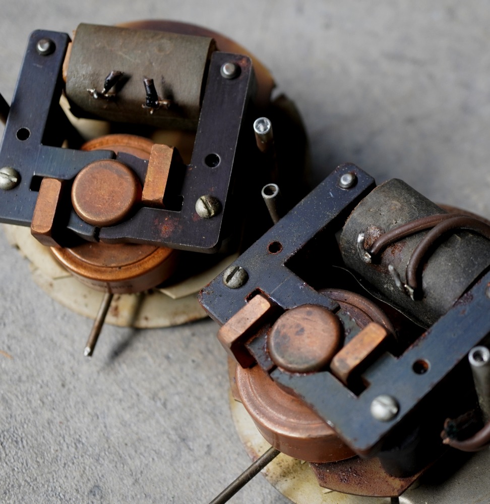 画像1: U.S.A. antique GENERAL ELECTRIC wall clock  MOVEMENT PARTS GE 2pcs アメリカアンティーク ムーブメント 掛け時計 機械部品 2個セット ジャンク ヴィンテージ 1940-70's